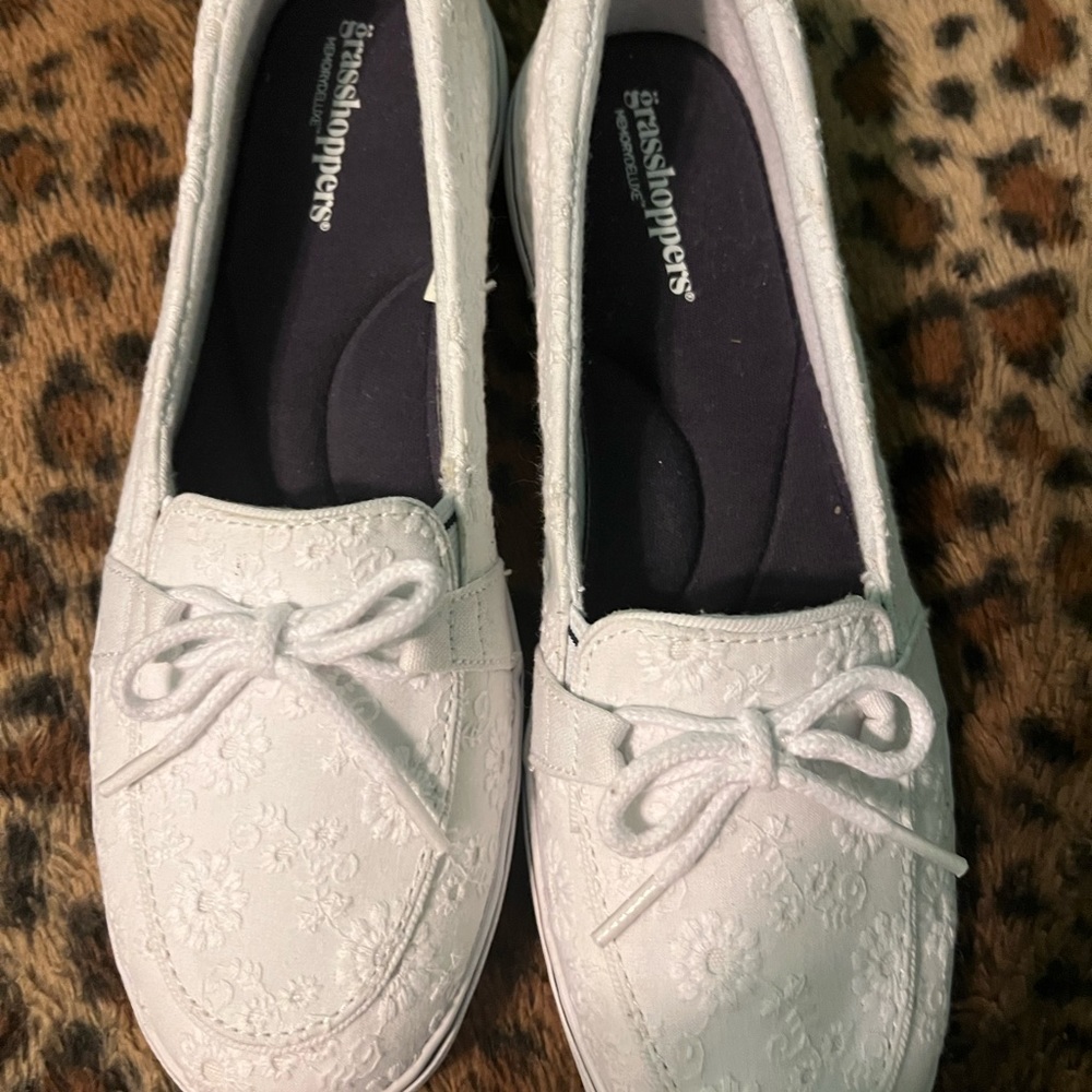 Suoer cute grasshopper slip in floral pattern sneakers . Comfortable padding .